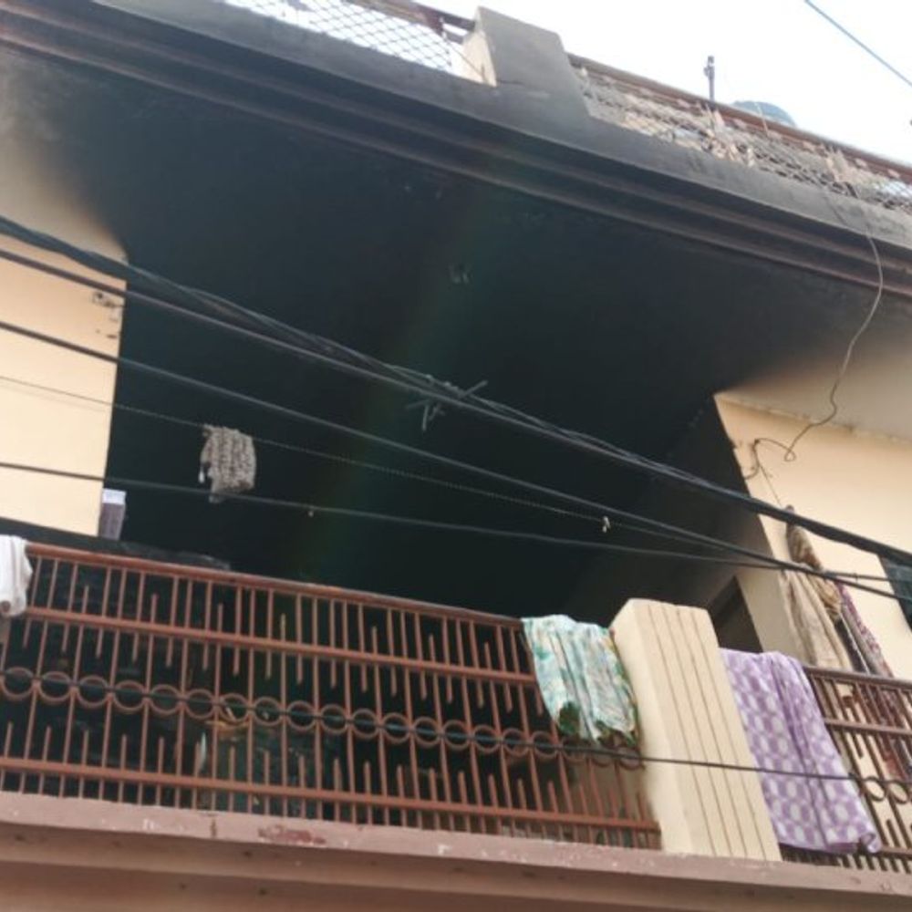 शॉर्ट सर्किट से मकान में लगी आग, सामान जलकर राख:आग के समय मकान में खेल रहे थे बच्चे, शोर सुनकर लोगों की भीड़ जुटी