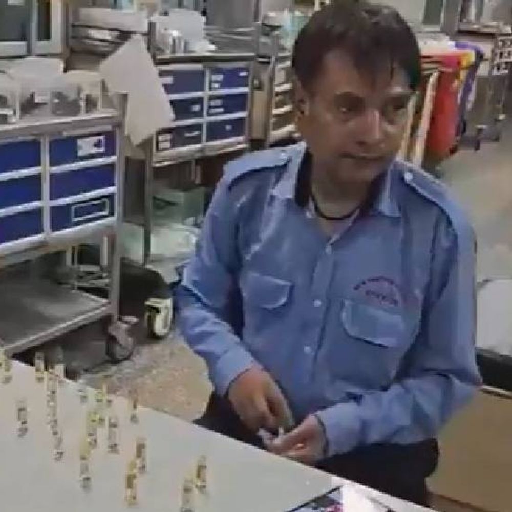 नोएडा में गार्ड भर रहा इंजेक्शन में दवा VIDEO:जिला अस्पताल का बताया गया, सोशल मीडिया पर एक्शन की मांग
