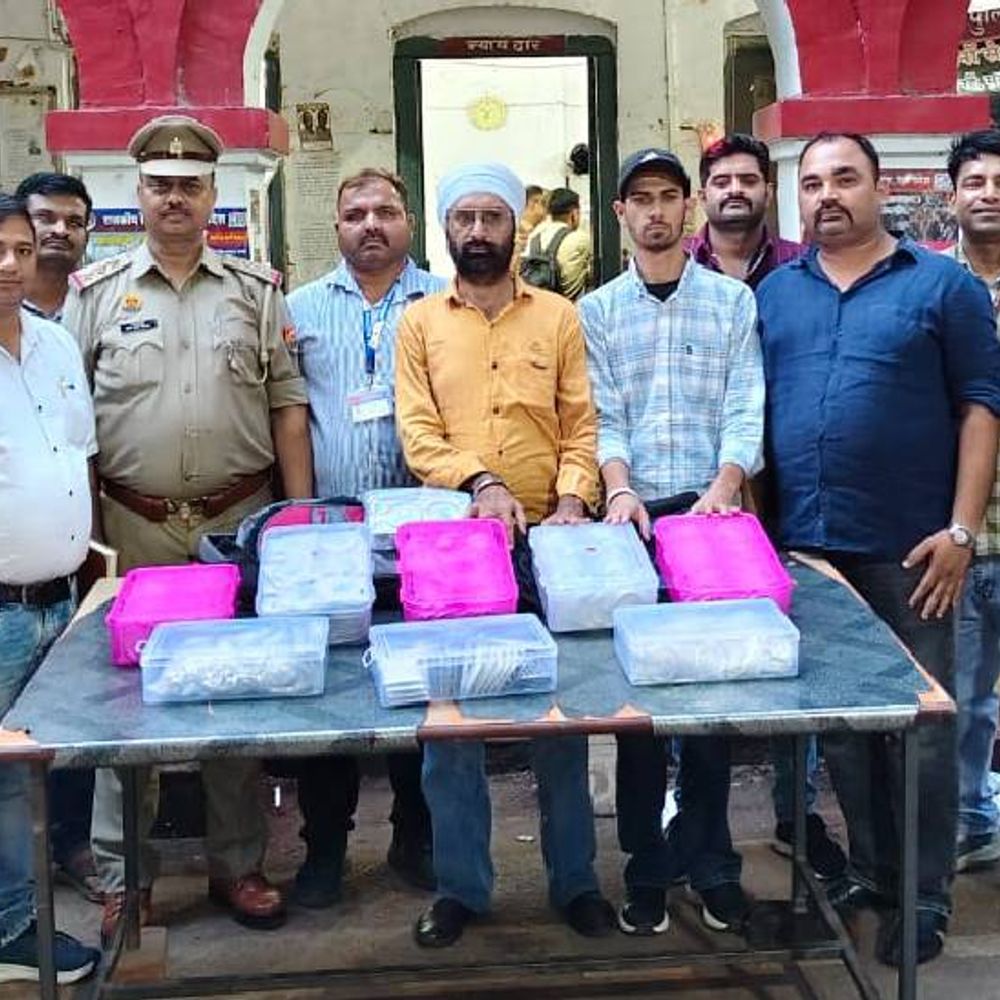 छत्तीसगढ़ एक्सप्रेस में 50 लाख की चांदी पकड़ी:झांसी में पिता-पुत्र हिसाब नहीं दे पाए, जीआरपी ने जीएसटी अफसरों को सौंपा केस