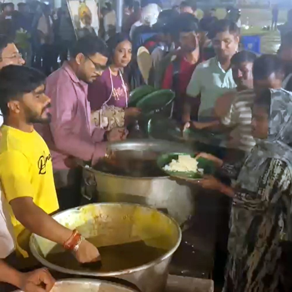 प्रदर्शनकारी छात्रों को सामाजिक संगठन दे रहे भोजन:स्टेडियम में धरना प्रदर्शन जारी, ‘इम्युनिटी बूस्टर’ खाना भी उपलब्ध करा रहे लोग