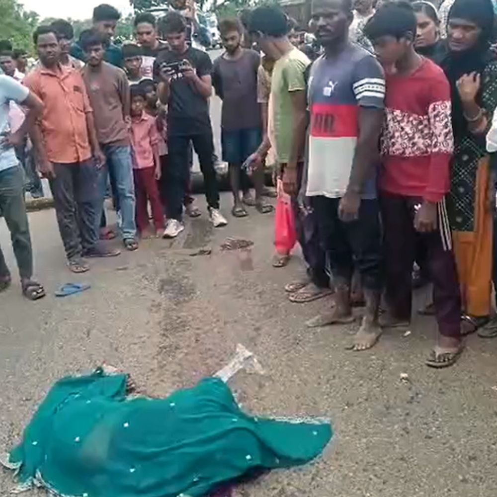 गिरिडीह में ट्रक की टक्कर से महिला की मौत:बाइक सवार पति घायल, ग्रामीणों ने किया सड़क जाम; बेंगाबाद-नवडीहा रोड पर हुआ हादसा