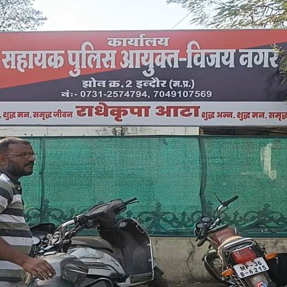 सोना लेकर फरार अकाउंटेंट पर केस:परिचित के जरिए इंदौर के व्यापारी से लिया 80 ग्राम का बिस्किट और गहने; ताला लगाकर परिवार समेत भागा
