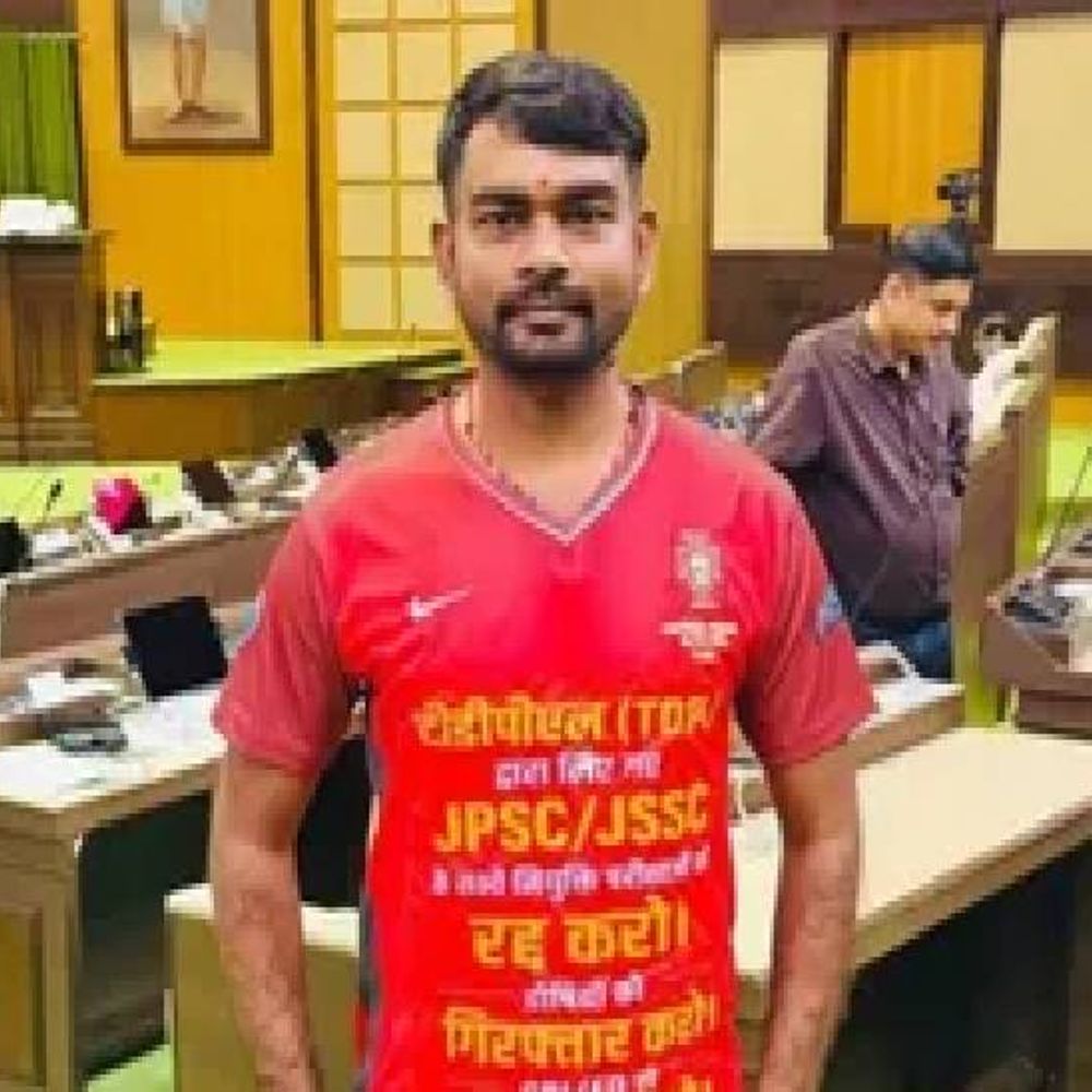 जयराम महतो का अनोखा विरोध प्रदर्शन:सत्र में दिखे खास संदेश वाली‎, टी-शर्ट पर छात्रों के प्रमुख सवाल थे