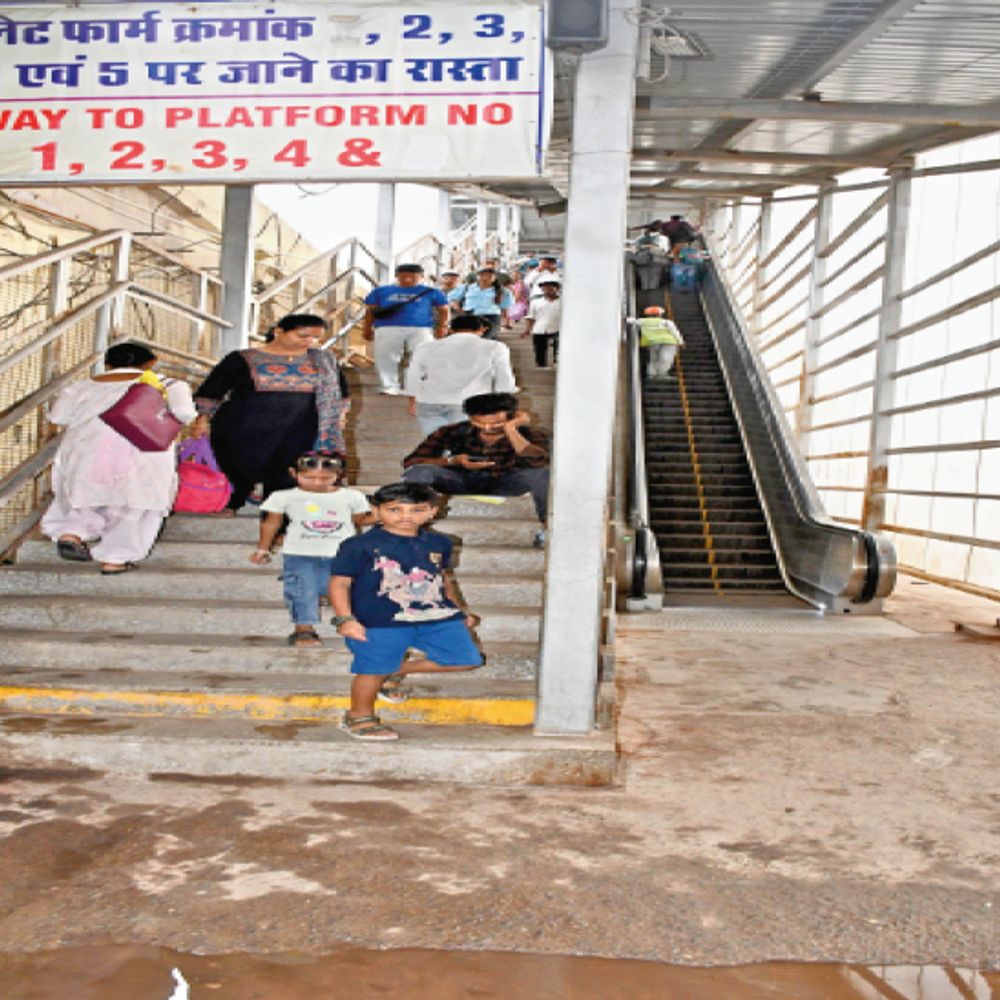 भविष्य का दावा, वर्तमान से भी पीछे:रेलवे के अफसरों ने पहले FOB की सीढ़ियां संकरी की, अब नई पार्किंग भी कर दी छोटी