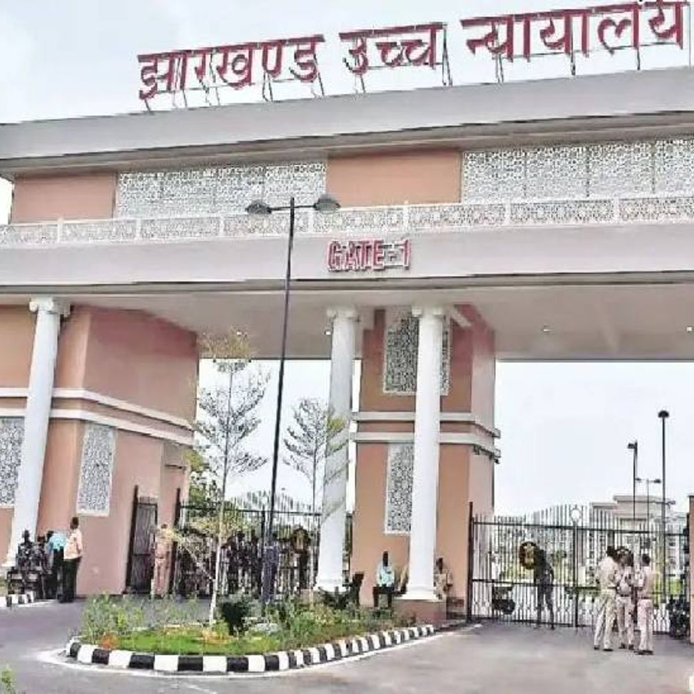 विज्ञापन पट को हटाएं : हाईकोर्ट:अदालत ने कहा- सड़क किनारे लगाए गए बोर्ड राहगीरों और वाहन चालकों के लिए खतरा बन सकते हैं