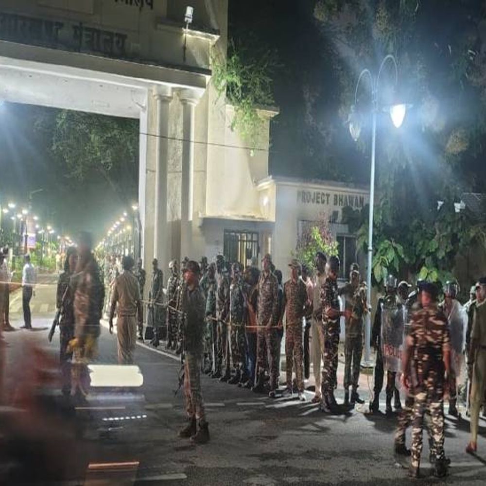 बारिश के बीच रोते रहे चयनित युवा:रात 1 बजे… आजतक जहां नौकरी करते थे वहीं धरने पर बैठ गए सीजीएल के सफल अभ्यर्थी