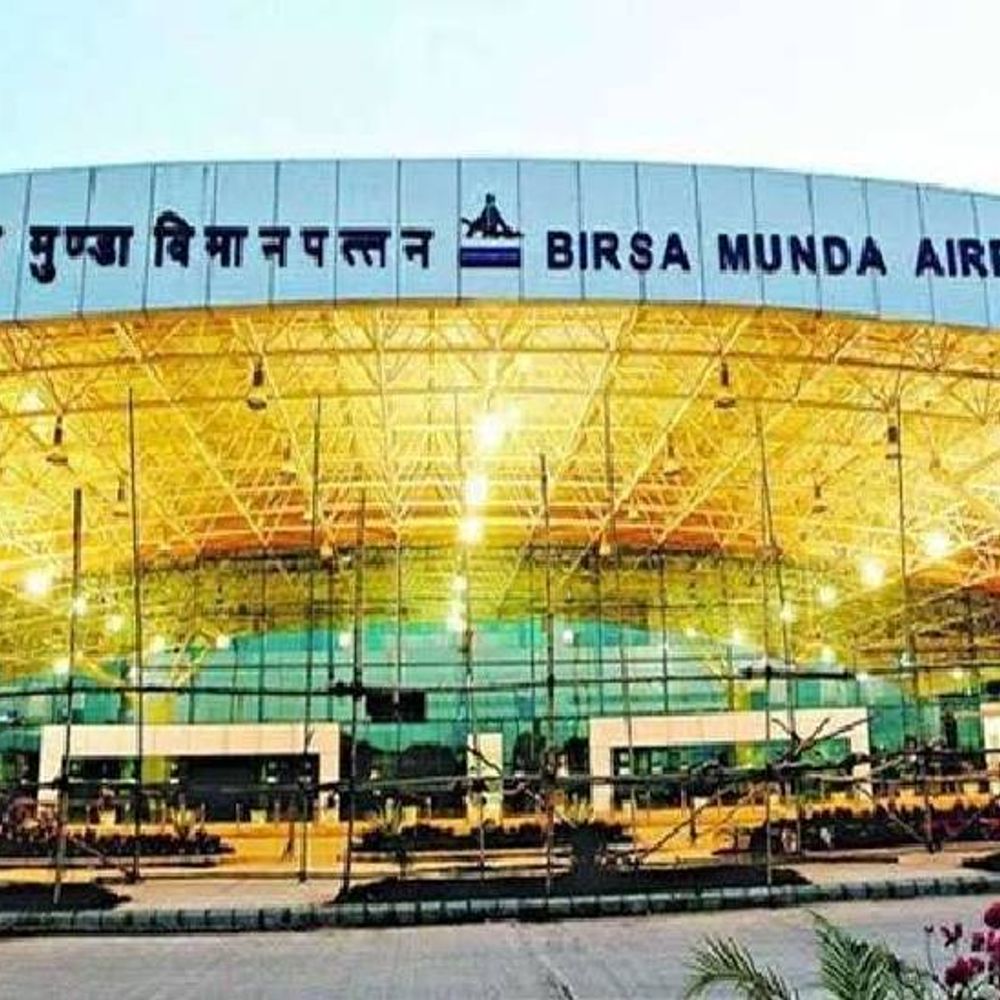 खराब मौसम से बेंगलुरू की फ्लाइट रद्द, 4 विमान लेट:शुक्रवार को बिरसा मुंडा एयरपोर्ट से विमानों का संचालन बुरी तरह प्रभावित रहा