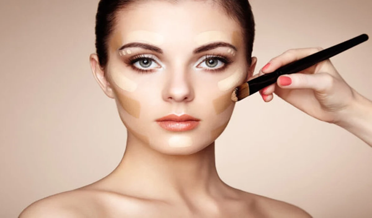 Party Makeup Tutorial: प्रोफेशनल लुक के लिए फॉलो करें ये Skincare और Base Makeup टिप्स