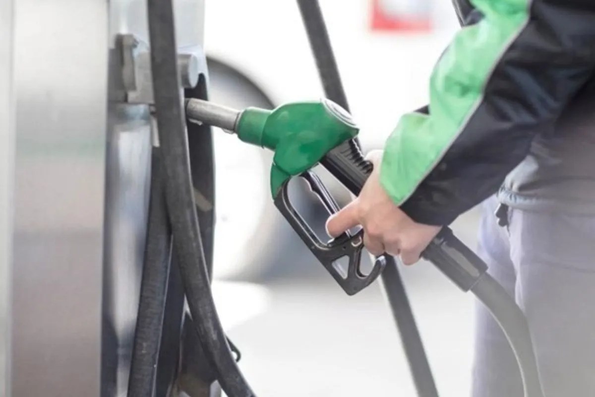 Pakistan Fuel Price Hike: होर्मुज स्ट्रेट पर तनाव का असर, पाकिस्तान में बढ़े पेट्रोल-डीजल के दाम; अब रोज तय होंगी कीमतें