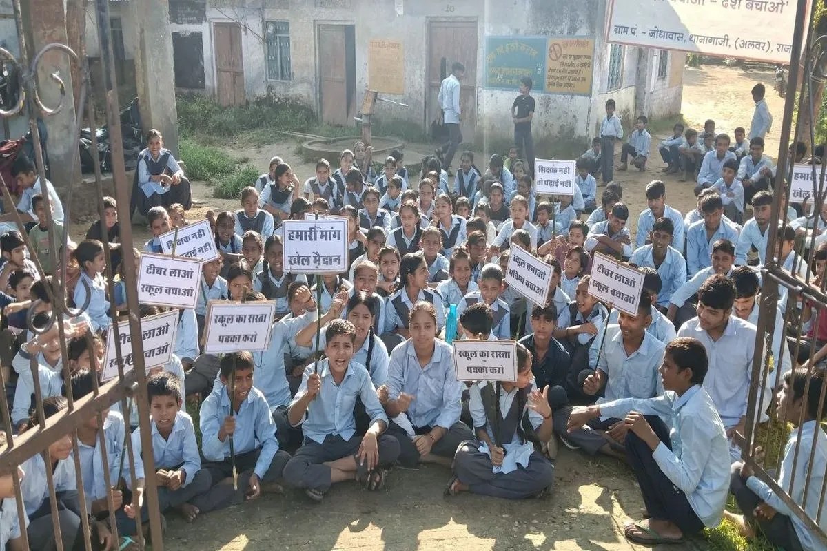 Alwar News: जर्जर स्कूल; छत से गिरी पट्टी, गुस्से में आए छात्रों का तालाबंदी कर धरना-प्रदर्शन 
