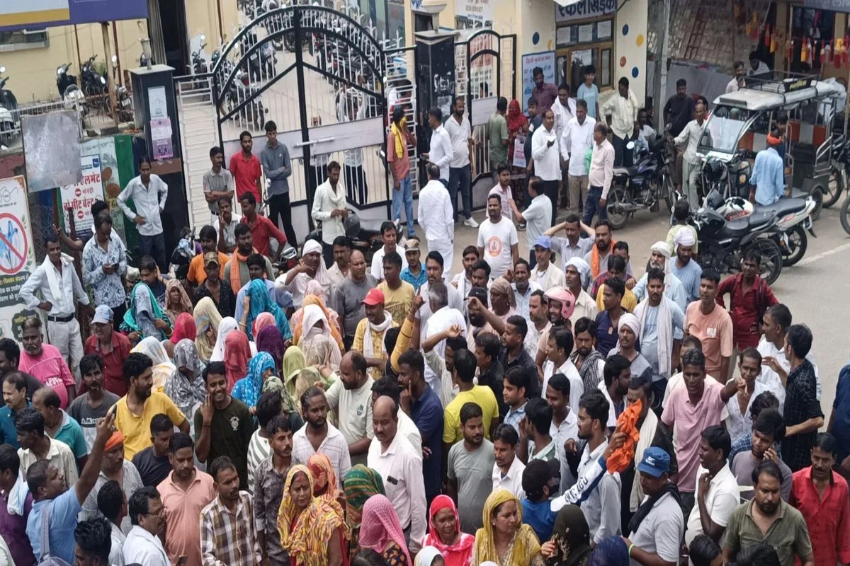 Alwar: अलवर में सफाई कर्मियों ने नियुक्ति पत्र की मांग को लेकर नगर निगम गेट पर लगाया ताला