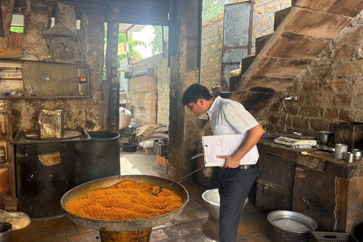 Jaisalmer: त्योहारी सीजन में खाद्य विभाग की सख्ती, खाद्य पदार्थों के नमूने लिए