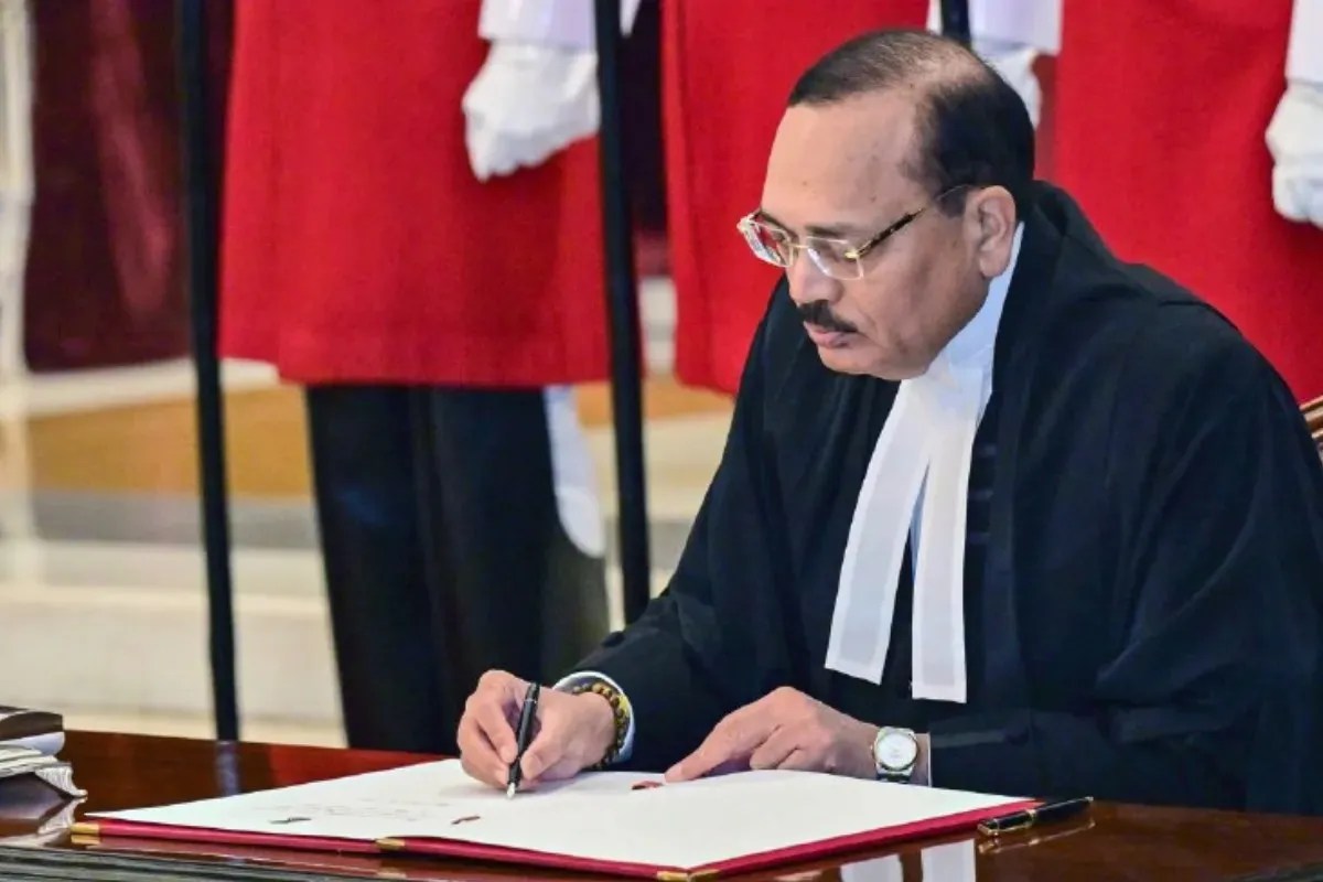 ‘युवाओं को कॉकरोच कहने वाले के हाथ से डिग्री नहीं लेंगे’, कॉन्वोकेशन पर CJI सूर्यकांत को चीफ गेस्ट बुलाने पर भड़के छात्र