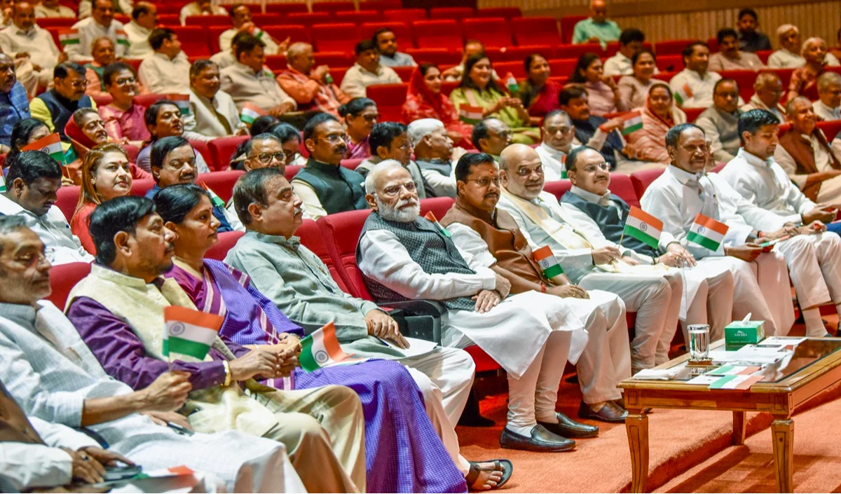 PM Modi का NDA सांसदों ने Parliament में तिरंगा लहराकर स्वागत किया