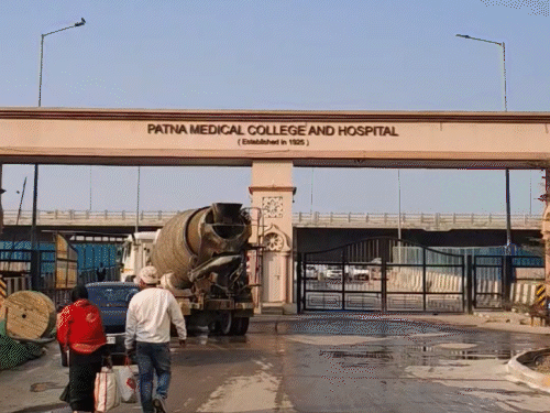 PMCH में जूनियर डॉक्टरों की हड़ताल:मारपीट के विरोध में इमरजेंसी समेत सभी सेवाएं ठप, सुरक्षा व्यवस्था मजबूत करने की मांग