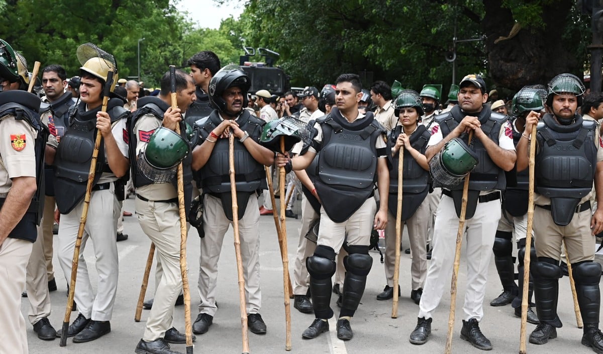 Video | दो गुटों में हिंसक झड़प, चारों और खून ही खून, पुलिस के भी छूटे पसीने…. बिलासपुर में सांप्रदायिक तनाव, जमकर हुई पत्थरबाजी