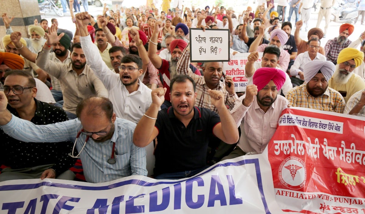Punjab में 3 लाख Employees का बड़ा Protest, OPD सेवाएं ठप: DA Arrears पर गतिरोध गहराया