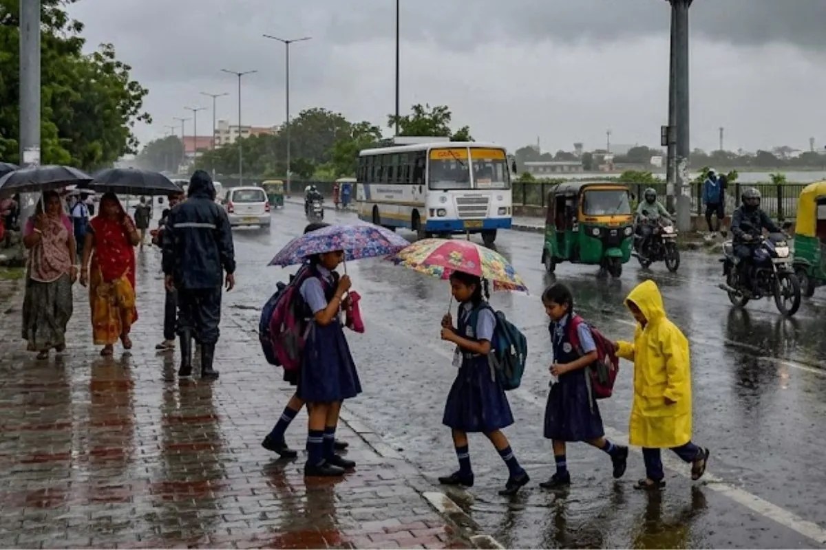 राजस्थान में बरसे मेघ, IMD ने 26 अगस्त तक दिया भारी बारिश का अलर्ट, मौसम बिगड़ने से दिल्ली की 12 फ्लाइट जयपुर डायवर्ट