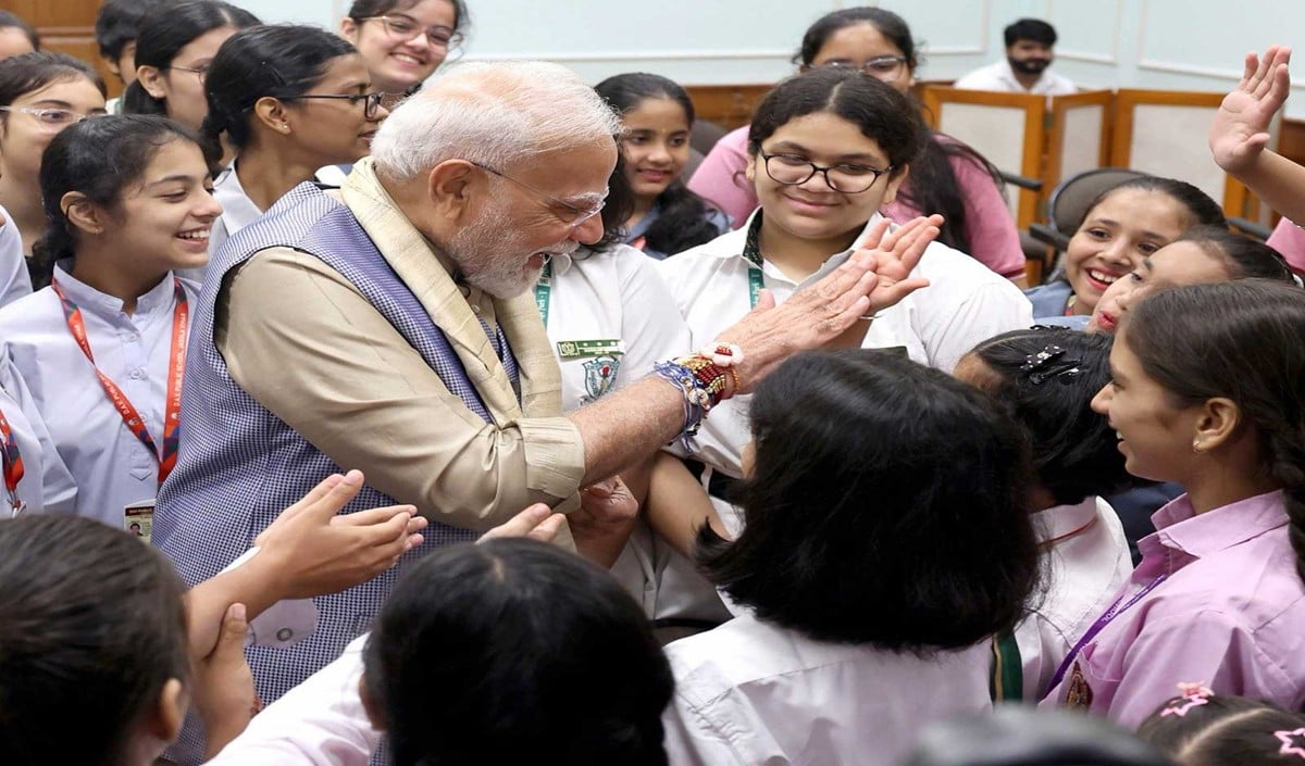 PM Modi celebrates Raksha Bandhan at 7 LKM, बच्चों संग ‘High-Five’ के जरिए दिया स्नेह और सौहार्द का संदेश