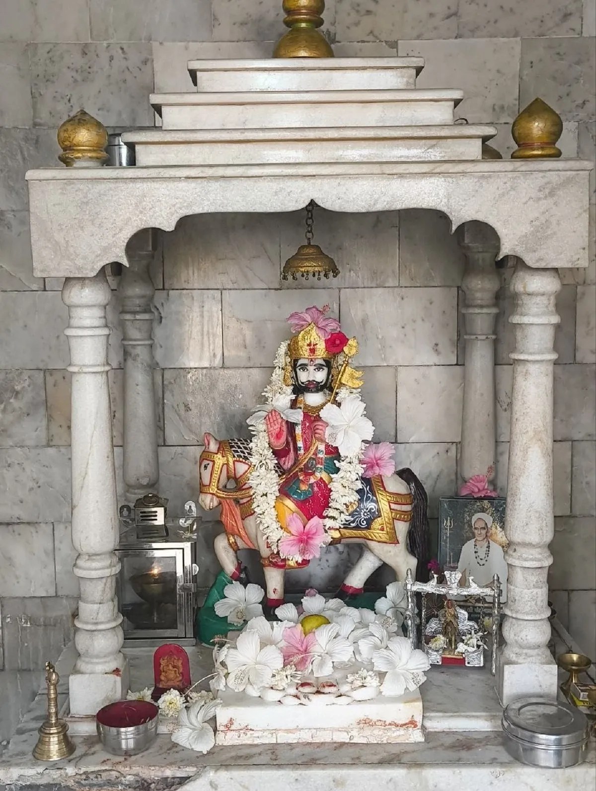 हुब्बल्ली के कोटन मार्केट में बाबा रामदेव मंदिर, तीन दशक से जल रही आस्था की ज्योत