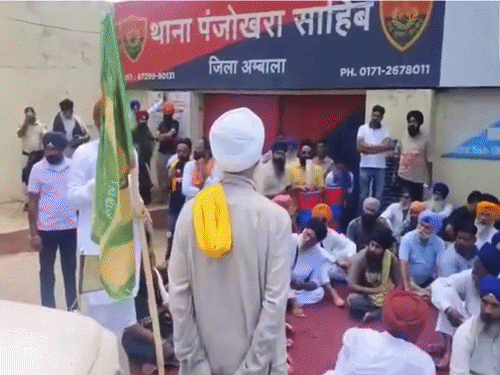 गुरसिमरन मंड पिटाई मामले में सिखों ने अंबाला थाना घेरा:गिरफ्तार युवकों की रिहाई की मांग, चढ़ूनी बोले-वो दोबारा गुरुद्वारा आएगा तो फिर पीटेंगे