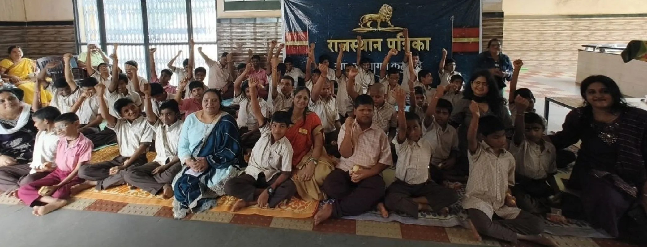 नेत्रहीन बच्चों के साथ मनाया रक्षाबंधन, राखी बांधकर बढ़ाया अपनत्व