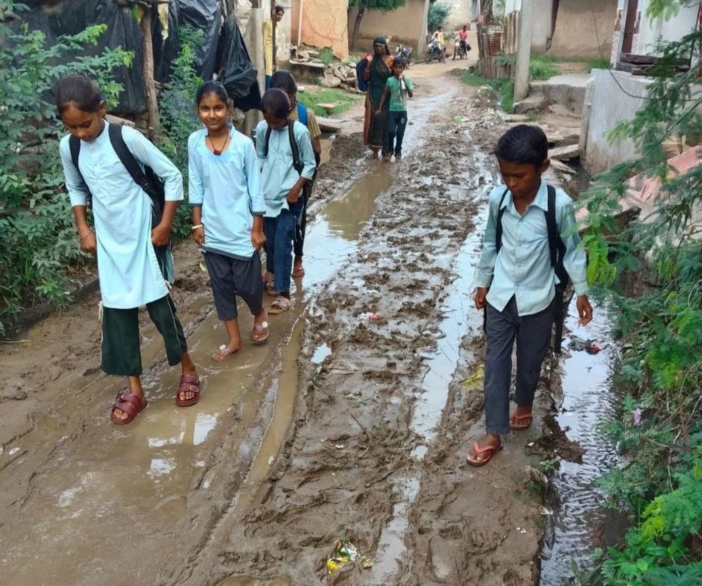 Bundi : स्कूल पहुंचने से पहले कीचड़ से निकलने की मजबूरी