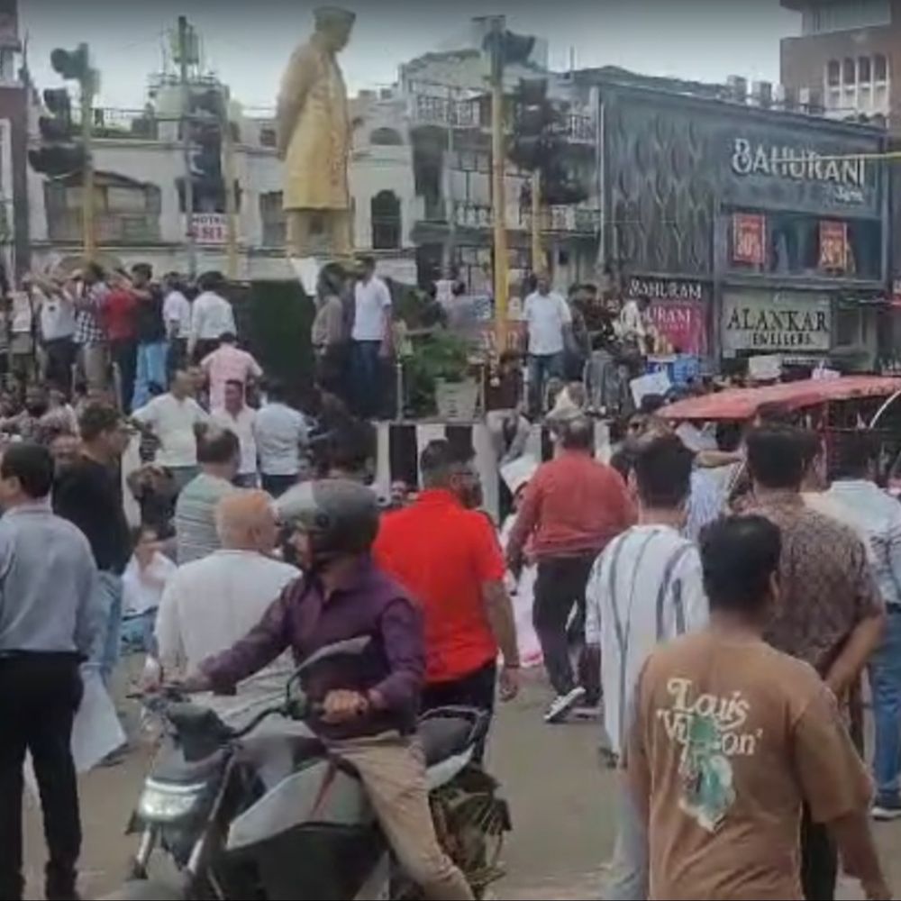 भोपाल के रोशनपुरा चौराहे पर व्यापारियों का चक्काजाम:रहवासी इलाकों में कमर्शियल एक्टिविटी पर कार्रवाई का विरोध