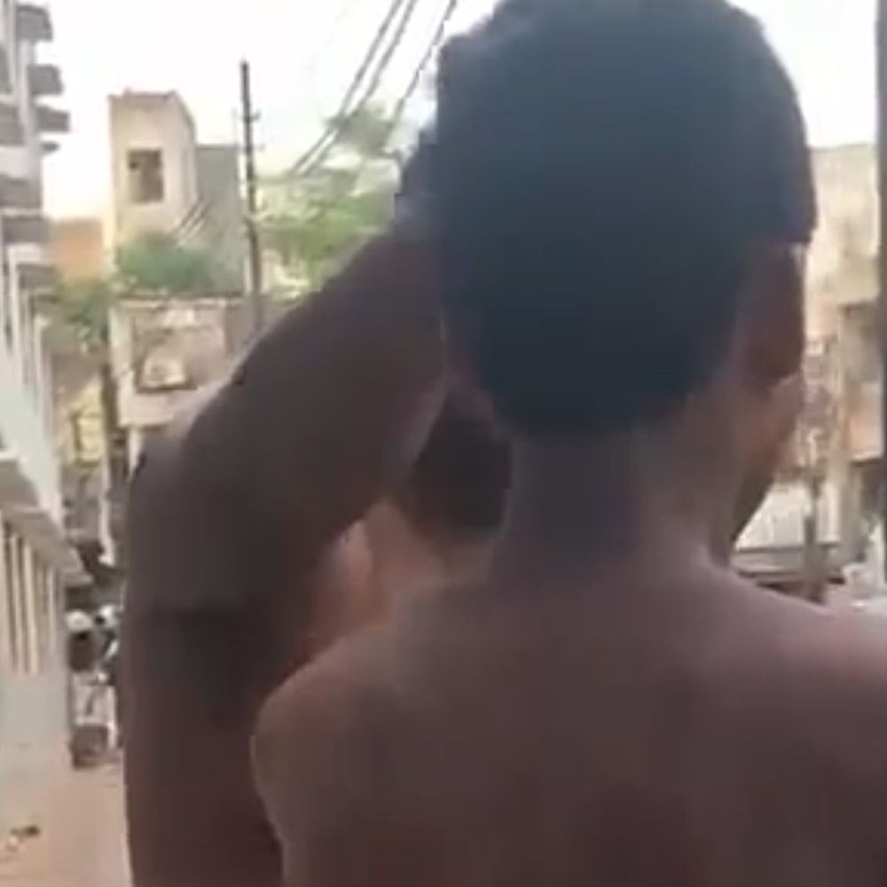 किशोर को कमरे में पीटा, गली में निर्वस्त्र कर घुमाया:वीडियो सोशल मीडिया पर वायरल, चौक पुलिस ने 4 आरोपियों को गिरफ्तार किया