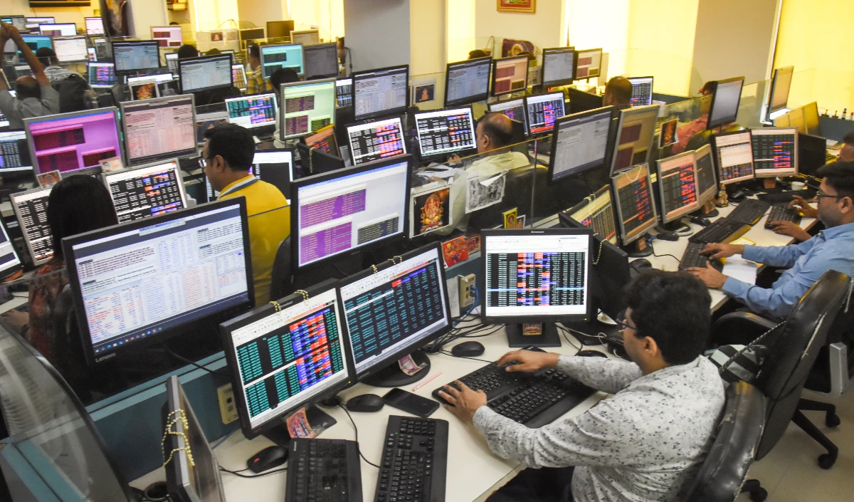 Share Market Updates 19 August 2026 | कमज़ोर ग्लोबल संकेतों के बीच सेंसेक्स और निफ्टी सपाट खुले, IT शेयरों में तेज़ी