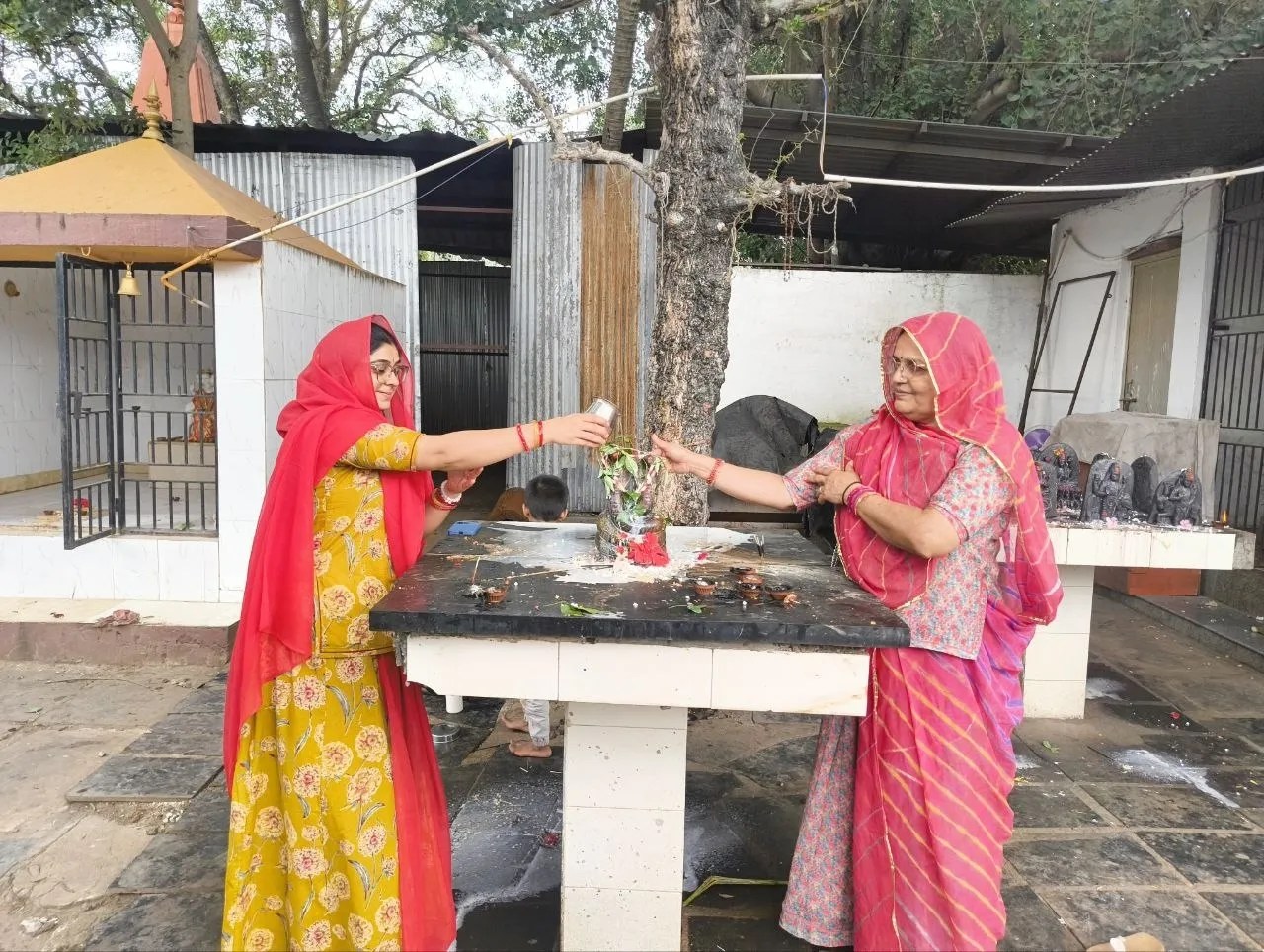 हुब्बल्ली में नाग पंचमी पर गूंजे नाग देवता के जयकारे, प्रवासी महिलाओं ने की विशेष पूजा