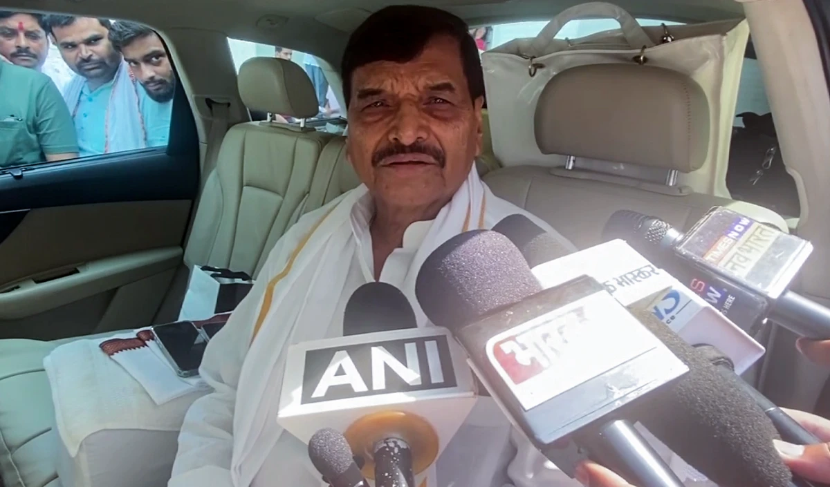 जेल में बंद आजम खान से मिले शिवपाल यादव, कहा- सपा सरकार बनी तो उन्हें बनाएंगे गृहमंत्री