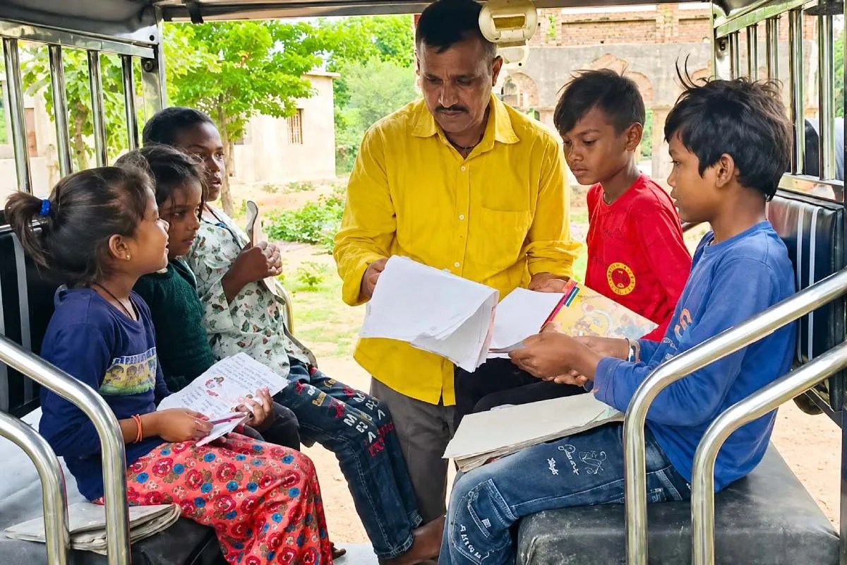 Tikamgarh News: अपने खर्च से आदिवासी बच्चों को पढ़ा रहे सत्यप्रकाश, स्कूल पहुंचाने खरीदा ई-रिक्शा