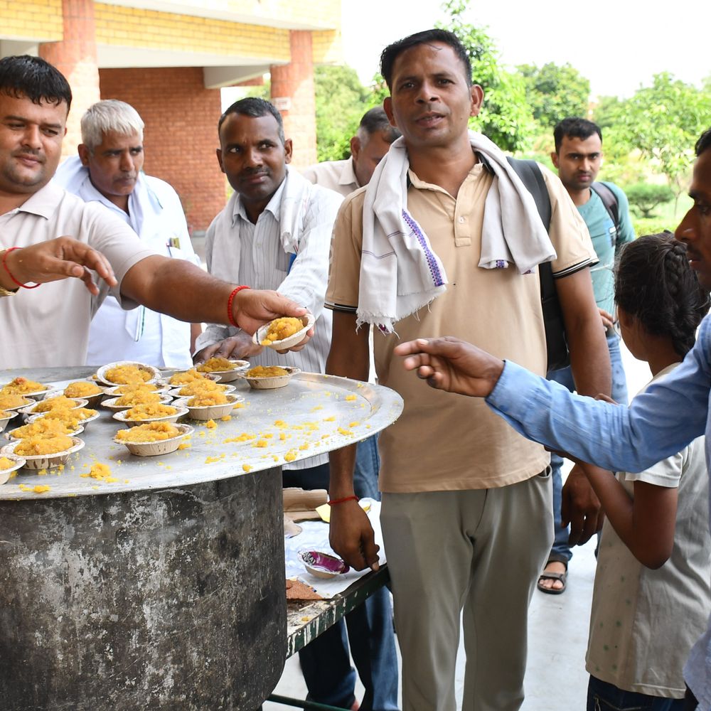 सिवाह बस स्टैंड पर कर्मचारियों ने लगाया भंडारा