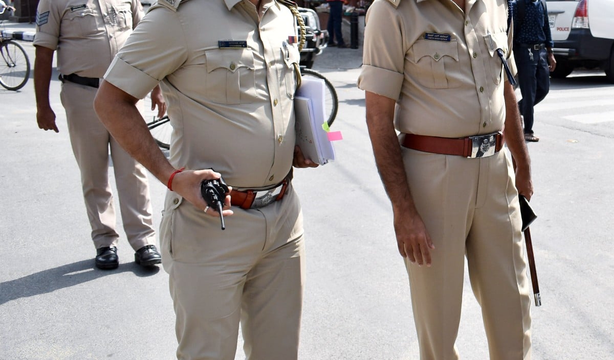 लखनऊ में तिहरा हत्याकांड: बैंक के बाहर पत्नी को गोलियों से भूना, फिर बहन की हत्या कर खुद को मारी गोली, WhatsApp स्टेटस से खुली वजह