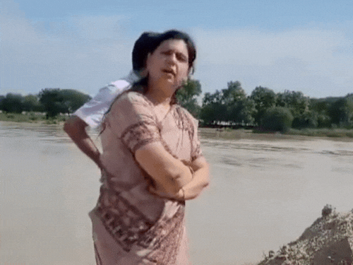 यूपी की IAS दिव्या मित्तल ने इस्तीफा दिया:IIT-IIM पास, लंदन की नौकरी छोड़कर अफसर बनी थीं, पति भी IAS
