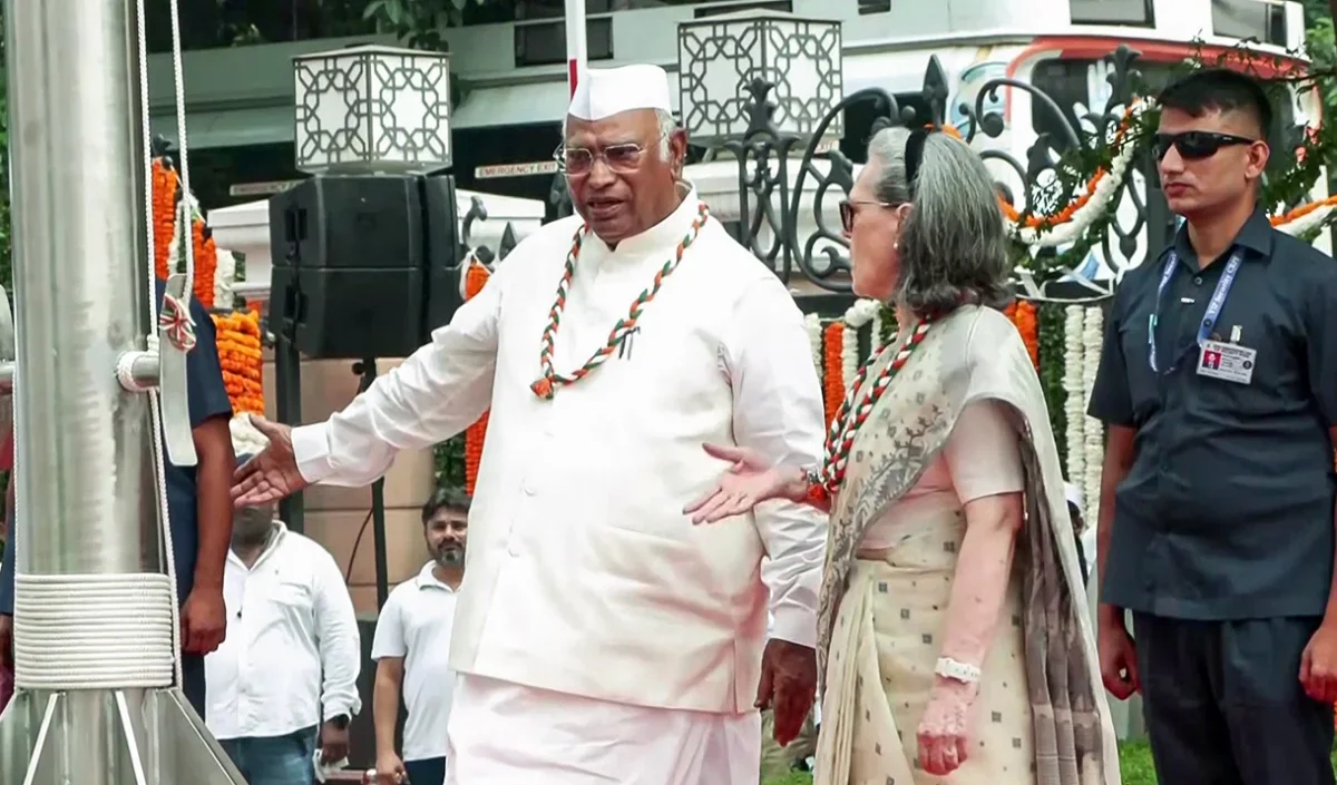 इटली से आई हैं… BJP नेता सुमित्रो चटर्जी का Sonia Gandhi और Congress पर हमला