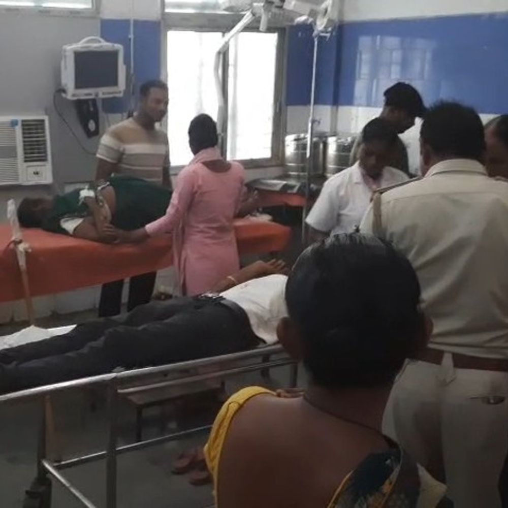 औरंगाबाद में पिकअप की टक्कर से पलटा ऑटो, पांच घायल:शिवगंज मेला से लौट रहा था, तेज रफ्तार पिकअप ने पीछे से मारी टक्कर; ड्राइवर फरार