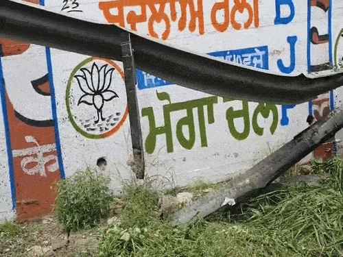 गोरायां में कार हाईवे से 25 फीट नीचे गिरी:बुजुर्ग ड्राइवर को चक्कर आया, कई पलटियां खाईं, 3 लोग घायल, SSF ने निकाले बाहर