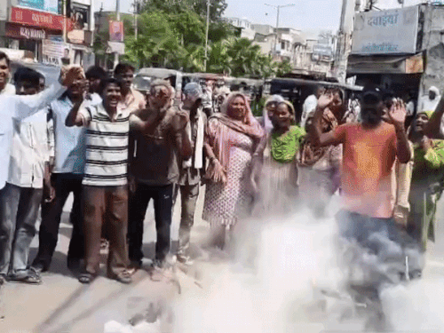 कैथल में सफाई कर्मियों ने फूंका मंत्री विपुल का पुतला:शहर में किया प्रदर्शन, नगरपरिषद से पिहोवा चौक तक की नारेबाजी