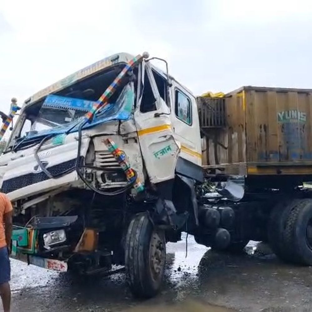 औरंगाबाद- तेज रफ्तार ट्रेलर ने पिकअप में मारी टक्कर:सड़क से नीचे उतरी गाड़ी, ड्राइवर गंभीर रूप से घायल; ग्रामीणों ने पहुंचाया अस्पताल
