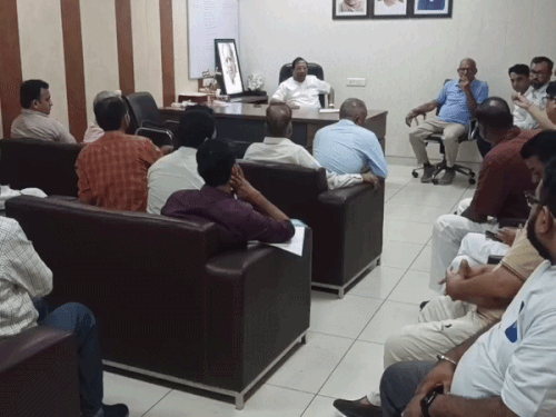 पानीपत में पुरानी सब्जीमंडी से परेशान लोग MLA से मिले:कहा- इससे फैल रही गंदगी-दुर्गंध; विधायक बोले- समस्या गंभीर, लेकिन रेहड़ी वालों को हटा नहीं सकते