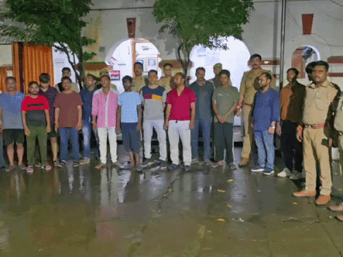 सड़क पर गाड़ी खड़ी कर छलका रहे थे जाम:प्रयागराज के सिविल लाइंस में पुलिस पहुंची तो मची भगदड़, खदेड़कर 15 पकड़े गए