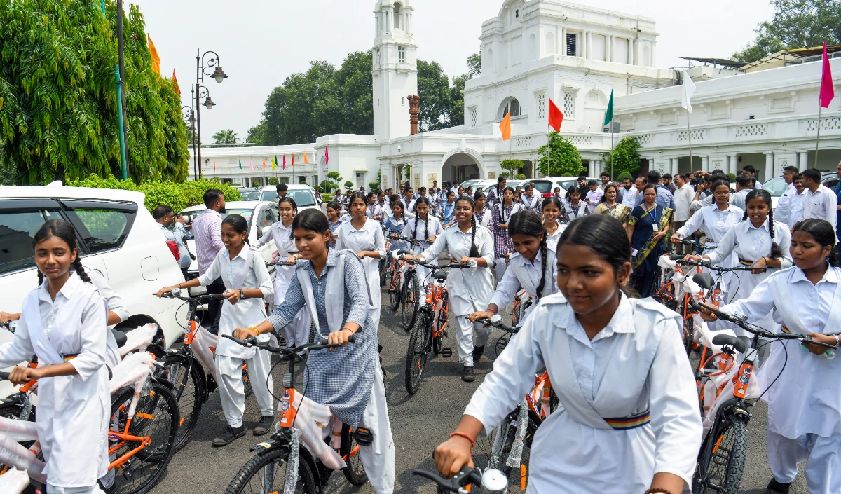 Vidya Vahini Yojana से छात्राएं होंगी आत्मनिर्भर, CM Rekha Gupta ने बांटी Cycle, आसान हुई School की राह