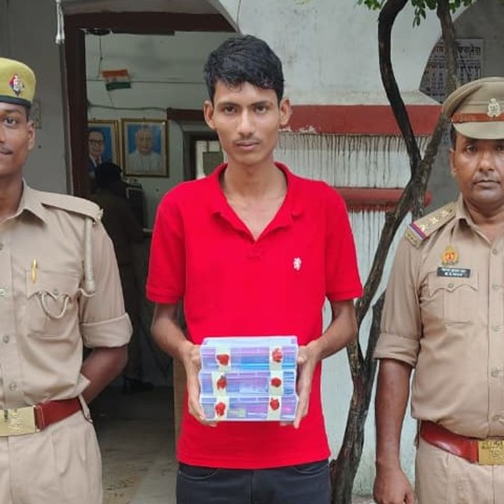 एटीएम कैश ट्रे में दफ्ती फंसाकर उड़ाते थे रुपये:प्रयागराज में गैंग सरगना 28 एटीएम कार्ड, फर्जी विजिटिंग कार्ड संग पकड़ा गया