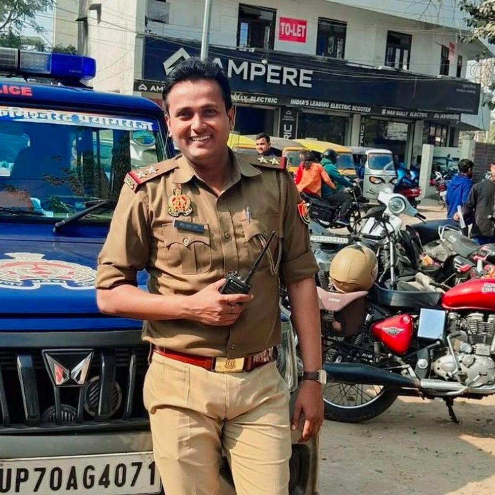 CCTV कैमरे तोड़ने में चौकी प्रभारी लाइन हाजिर:प्रयागराज में गैंगस्टर के अभियुक्त के घर पर दबिश के दौरान घटना, शिकायत पर एक्शन