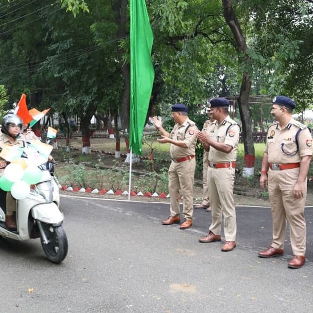 महिला पुलिस की मिशन शक्ति स्कूटी रैली:गाजियाबाद में पुलिस कमिश्नर ने किया शुभारंभ, ACP भी तिंरगा लेकर शहर में निकलीं