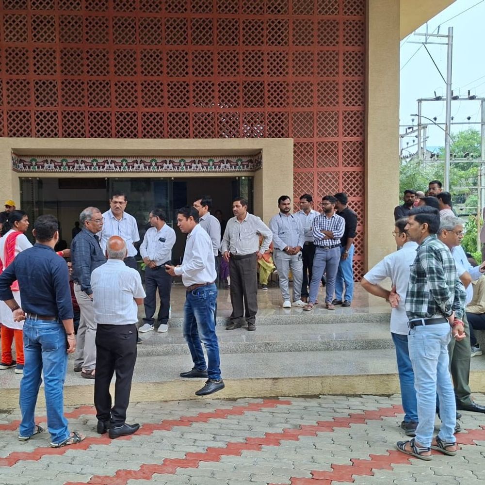 आईएएस नेहा मारव्या के खिलाफ सड़क पर उतरे अधिकारी-कर्मचारी:ऑफिस के बाहर की नारेबाजी, अपशब्द कहने-अनावश्यक दबाव बनाने का आरोप; पेन डाउन रखा