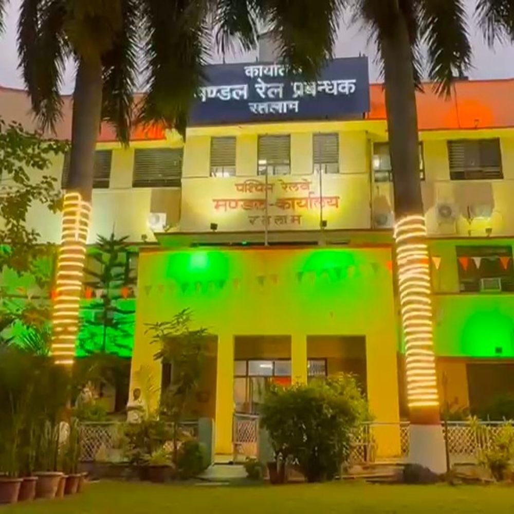परेड ग्राउंड में 9 बजे रतलाम कलेक्टर करेंगे ध्वजारोहण:शहर तिरंगा रोशनी से सजा; मार्च-पास्ट के बाद सीएम संदेश का लाइव प्रसारण