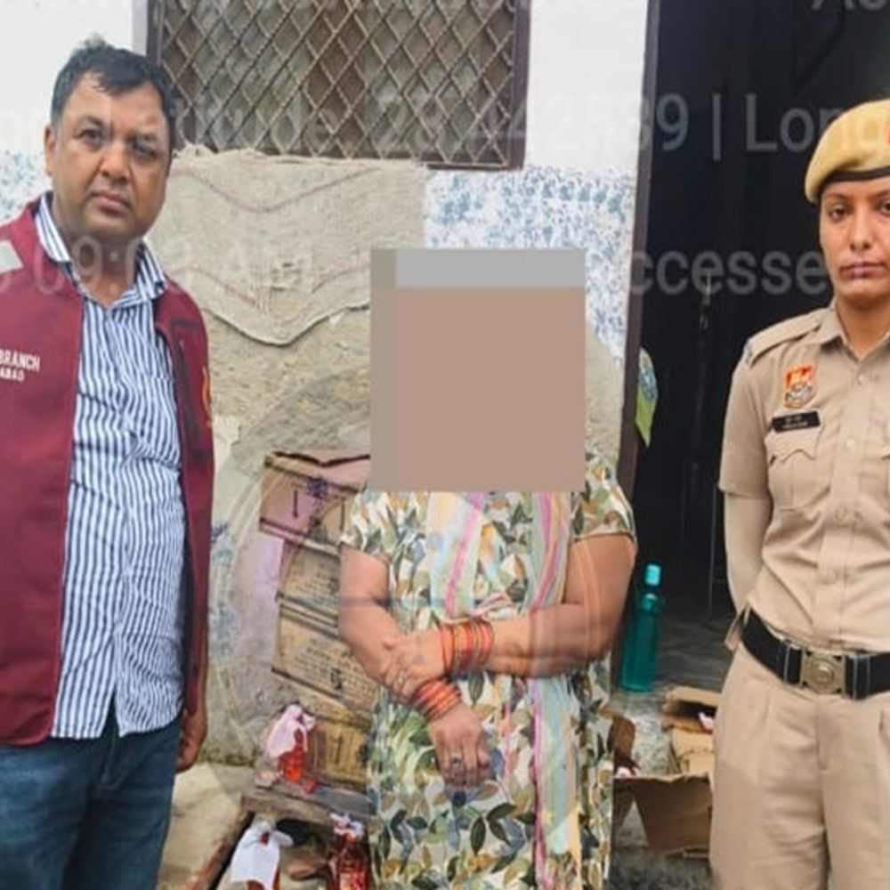 फरीदाबाद में क्राइम ब्रांच ने महिला शराब तस्कर पकड़ी:334 पव्वा देसी शराब बरामद, पहले 4 मामले दर्ज, पल्ला सूर्या विहार की घटना,
